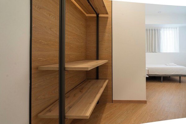 2 quartos, ferros/tábuas de passar roupa, berço de viagem