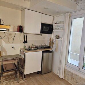 Réfrigérateur, micro-ondes, four, plaque de cuisson