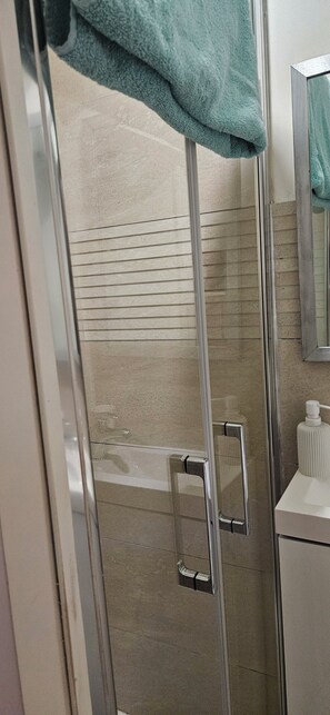 Toallas, shampoo, papel de baño 