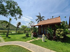 Escritorio, espacio para trabajar con laptop y wifi gratis