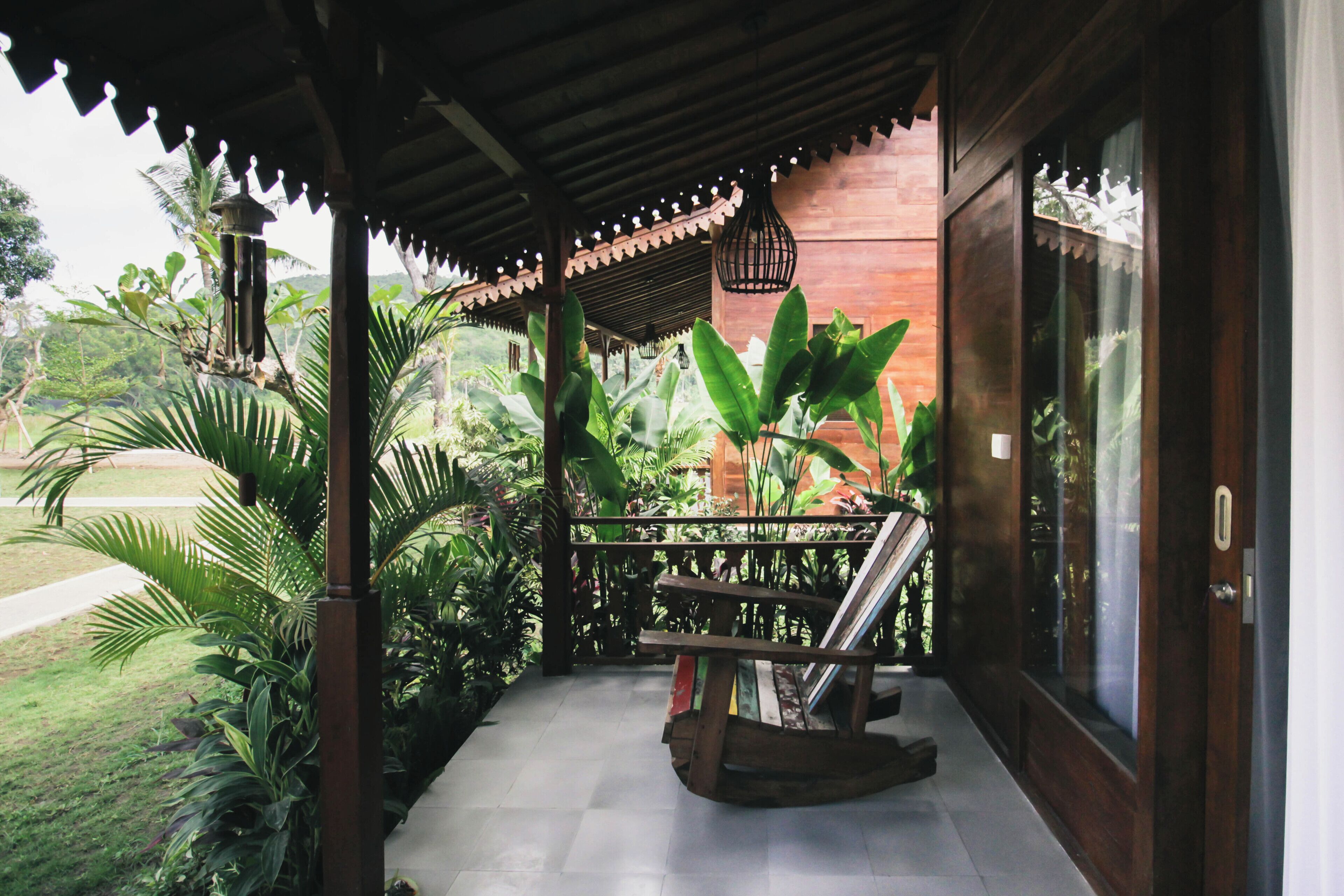 Escritorio, espacio para trabajar con laptop y wifi gratis 