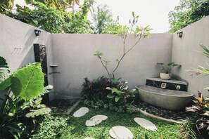 Deluxe Double Room, Patio, Pool View | Bathroom