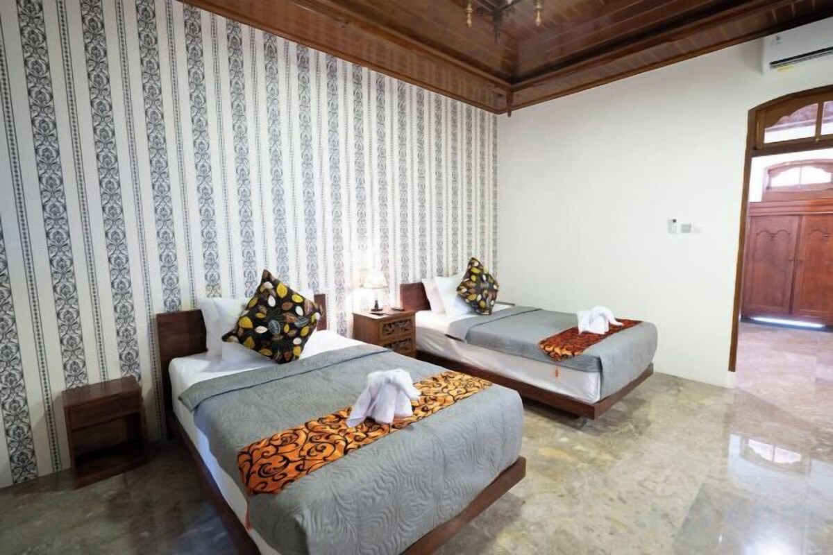 Desk, WiFi (free), bed sheets