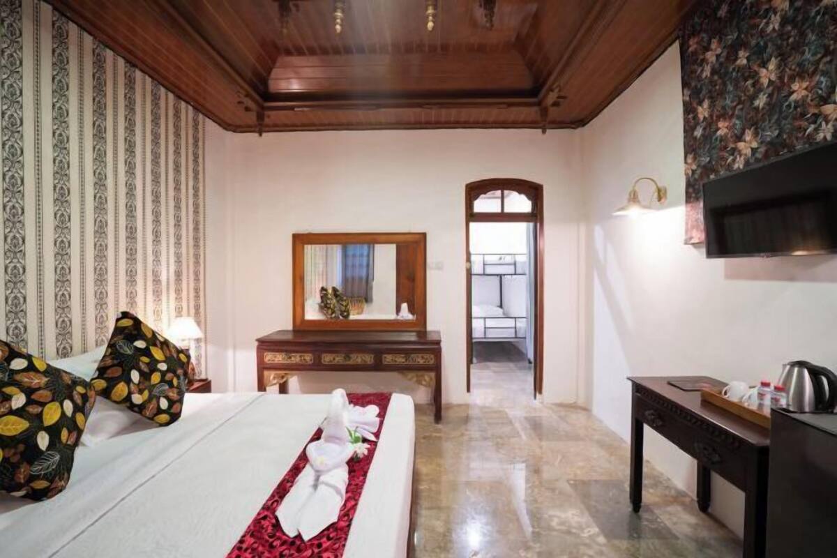 Desk, free WiFi, bed sheets
