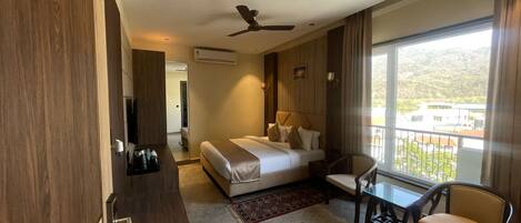 Peti besi dalam bilik, seterika/papan seterika, Wi-fi percuma