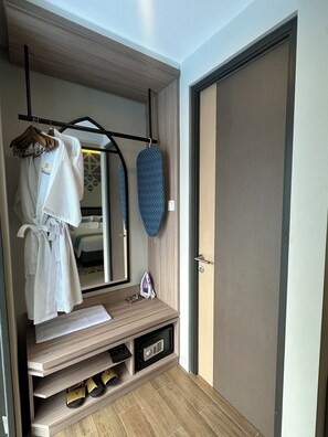 Wardrobe - Anaya Azana Hotel & Villa Tawangmangu (Salam)