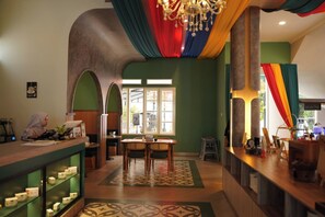 Ein Restaurant mit Barbereich, einer Rezeption und einem Fenster mit Blick.