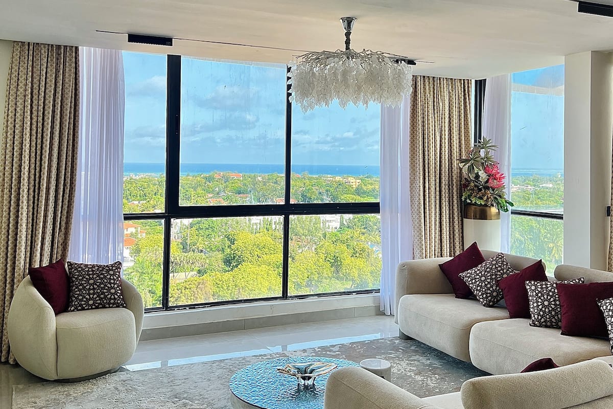 Executive Suite, 2 Bedrooms, Garden View | Ruang tamu | TV Pintar