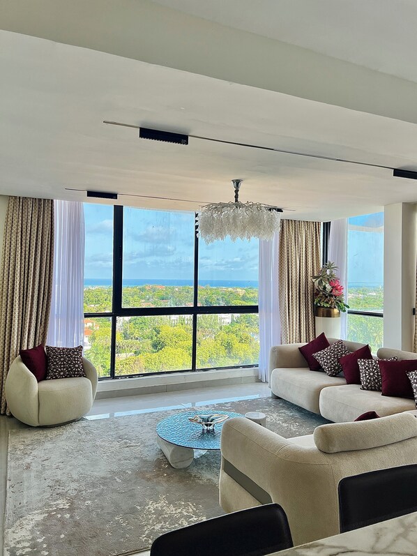 Suíte executiva, 2 quartos, vista para o jardim | Área de estar | Smart TV