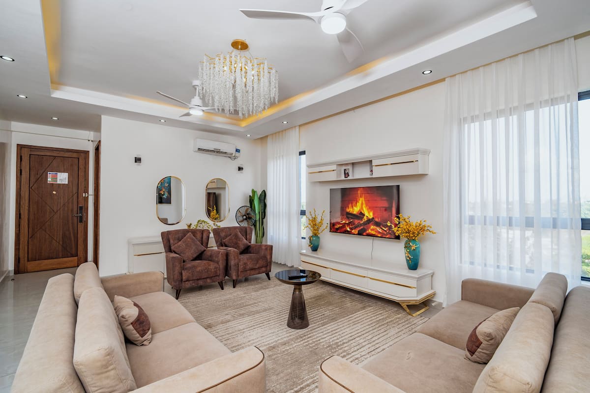 Premier Suite, 2 Bedrooms | Ruang tamu | TV Pintar