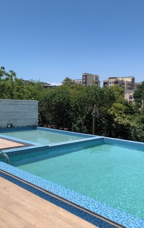 Una piscina al aire libre