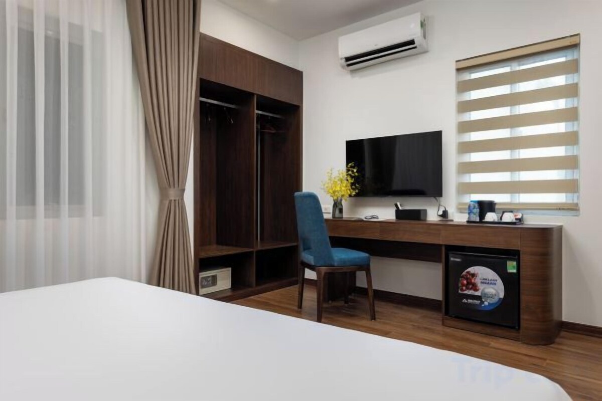 Desk, soundproofing, WiFi (free), individually decorated