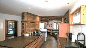 Een moderne keuken met houten kastjes, een centraal eiland en een ingebouwde vaatwasser.