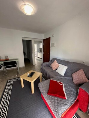 Departamento, 3 habitaciones, vista a la ciudad | Área de sala de estar | Televisión de pantalla plana 