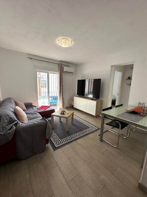 Apartment, 3 Schlafzimmer, Stadtblick | Wohnbereich | Flachbildfernseher