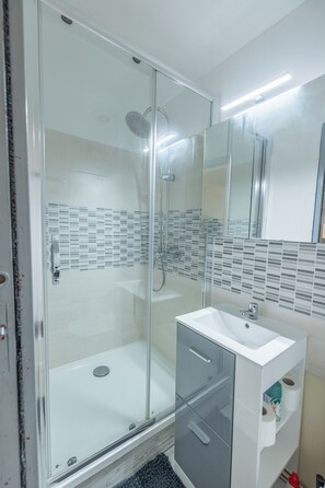 Asciugacapelli, asciugamani, sapone, carta igienica