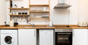 Refrigerador, microondas, tostadora y utensilios de cocina 