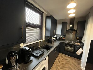 Kühlschrank, Mikrowelle, Toaster, Kochgeschirr/Geschirr/Besteck