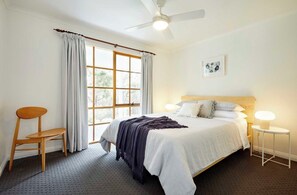 4 chambres, bureau, fer et planche à repasser, lit parapluie