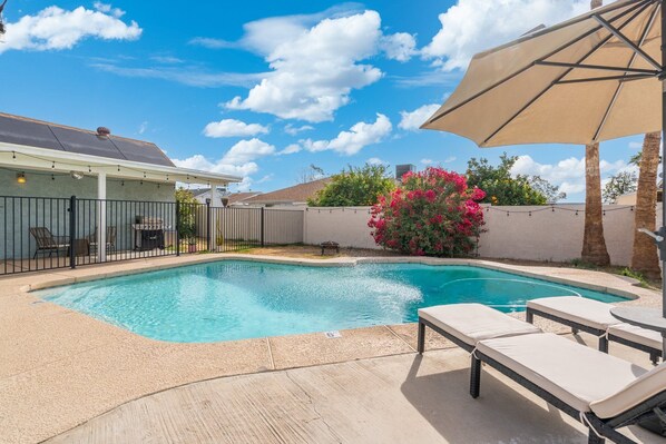 Ulkouima-allas, aurinkovarjoja, aurinkotuoleja