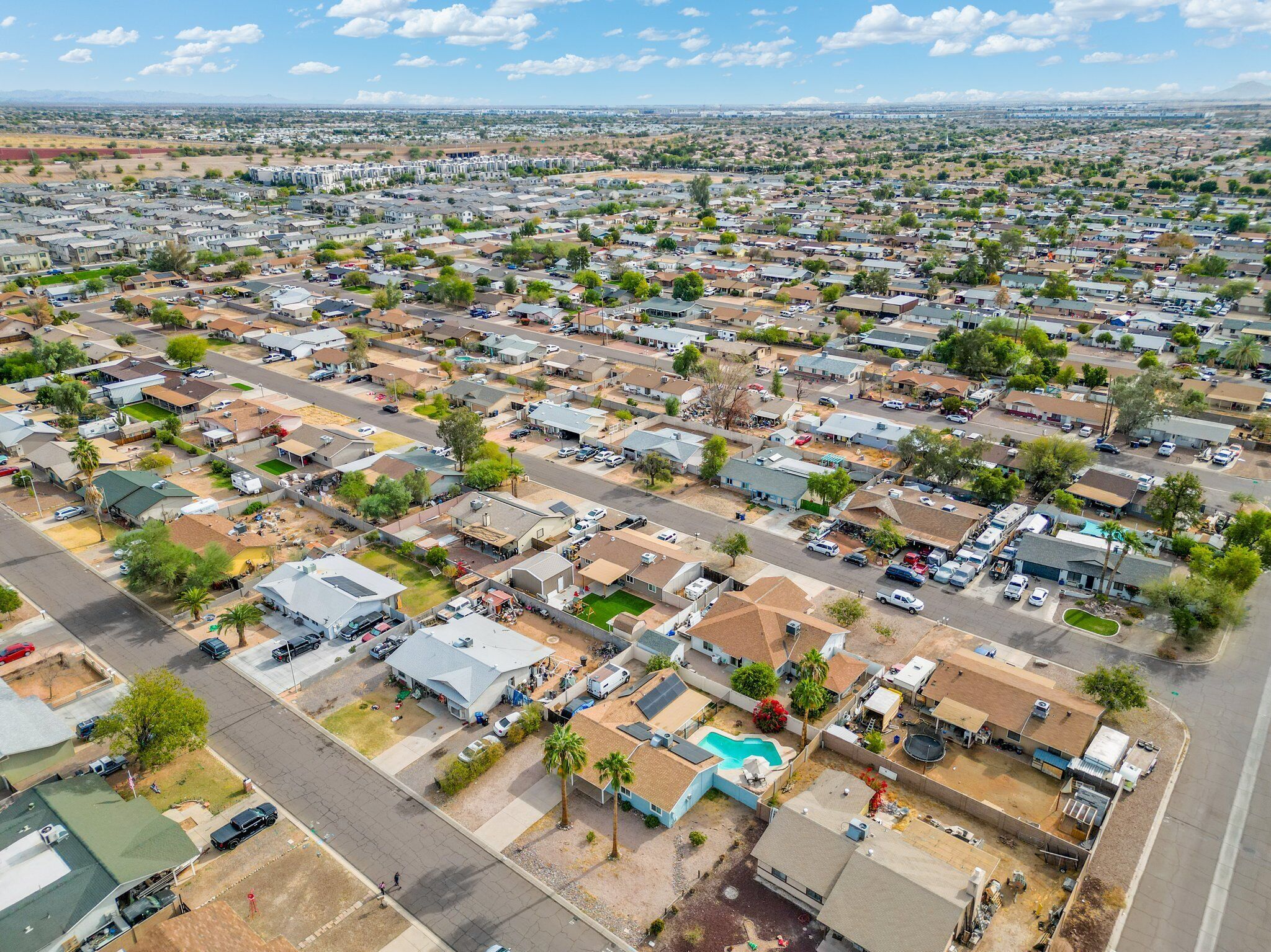 Vista aérea de una zona residencial con casas, calles y una amplia masa de agua.