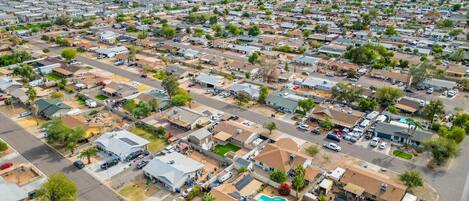 Vista aérea de una zona residencial con casas, calles y una amplia masa de agua.
