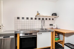 Kylskåp, mikrovågsugn, ugn och spishäll