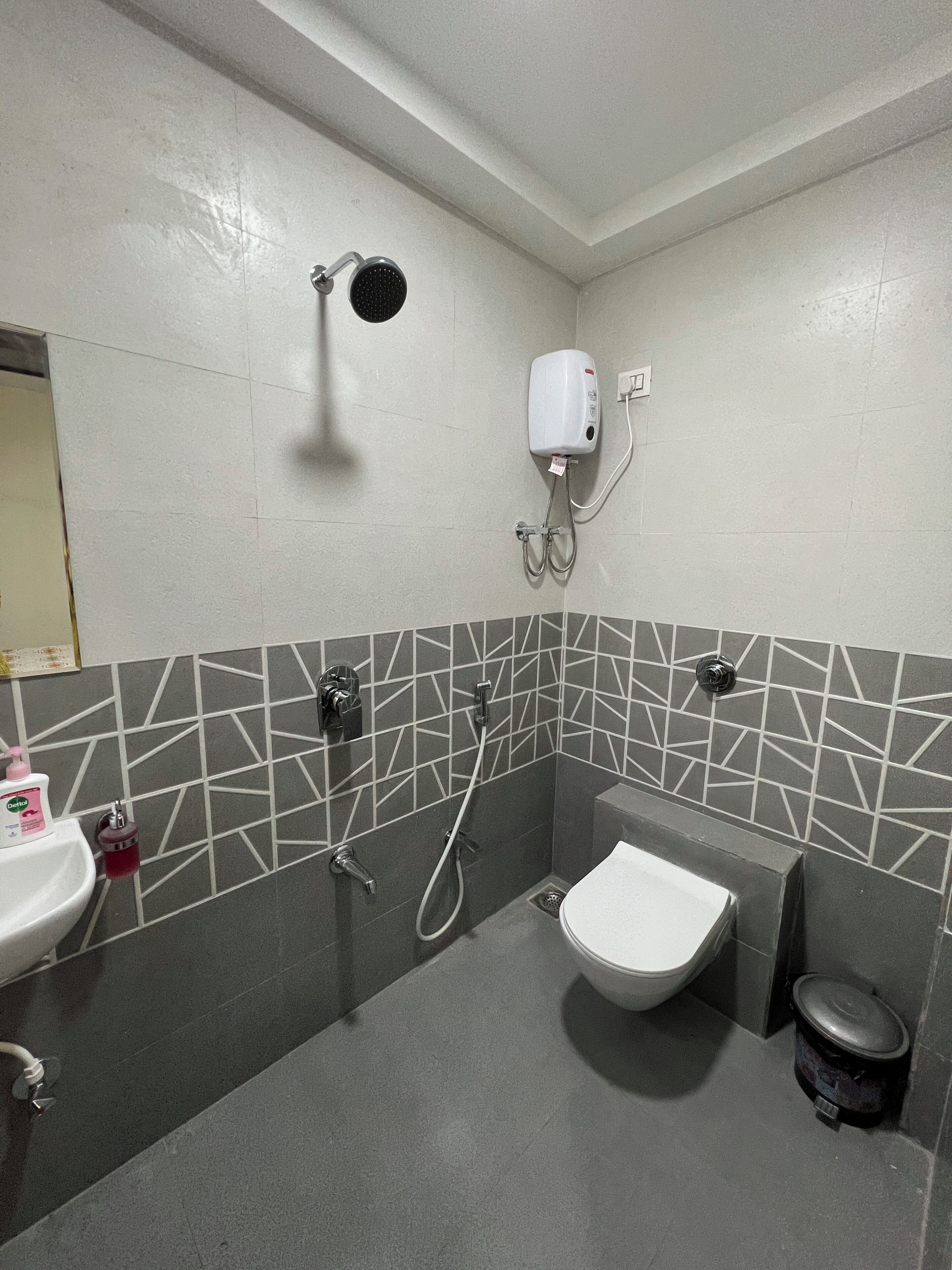 Ducha, secador de pelo, jabón, shampoo