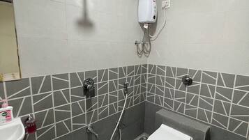 Ducha, secador de pelo, jabón, shampoo