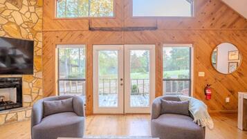 Televisión y chimenea