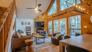 Televisión y chimenea