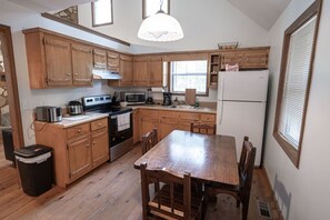 Fridge, oven, stovetop, dishwasher - Romantic Gateway in the Woods (Blairsville)