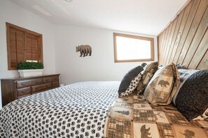 1 bedroom, iron/ironing board, WiFi, bed sheets - Romantic Gateway in the Woods (Blairsville)