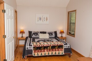 1 slaapkamer, een bureau, een strijkplank/strijkijzer, wifi