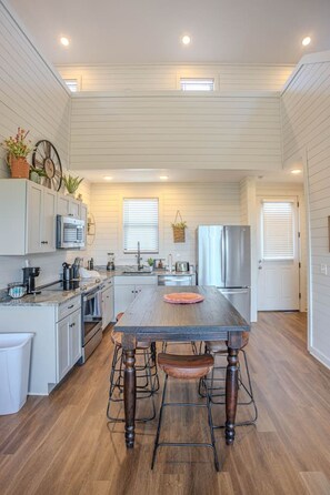 Fridge, microwave, oven, stovetop - Lakeview Cabin, Hot Tub, Game Rm (Sevierville)