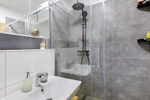 Shower, hair dryer, towels