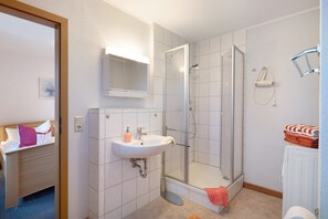 Douche, sèche-cheveux, serviettes fournies