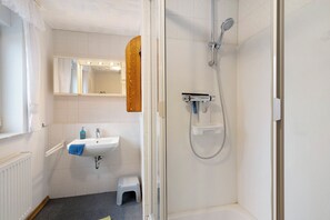 Shower, hair dryer, towels - Apartment 'Claudia' with Shared Terrace, Shared Garden and Wi-Fi (Nordstrand)