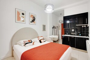 1 chambre, fer et planche à repasser, draps fournis