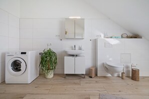 Dusche, Haartrockner, Handtücher