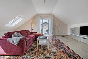 Una televisión, un reproductor estéreo