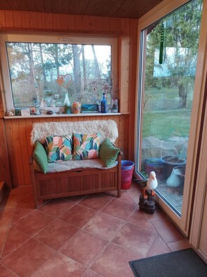 Télévision, table de tennis de table, chaîne hi-fi