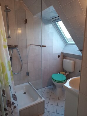 Douche, sèche-cheveux, serviettes fournies