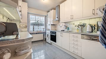 KĂŒhlschrank, Mikrowelle, Ofen, Herdplatte