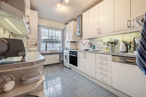 Een koelkast, een magnetron, een oven, een kookplaat