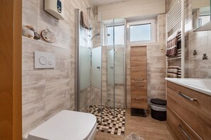 Ducha, secador de pelo y toallas