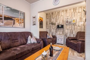 Een televisie en een stereo