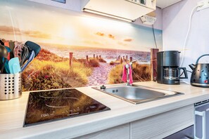 Een koelkast, een magnetron, een oven, een kookplaat