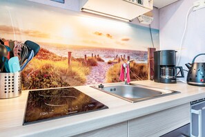 Fridge, microwave, oven, stovetop - Apartment 'Freesenhuus' with Private Terrace and Wi-Fi (Wangerland)