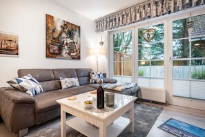 TV, stereo - Holiday Home 'Haus Küstenliebe' with Private Terrace and Wi-Fi (Wangerland)